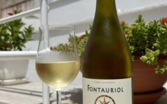 Mittwochswein Fontauriol mit Wein im Glas