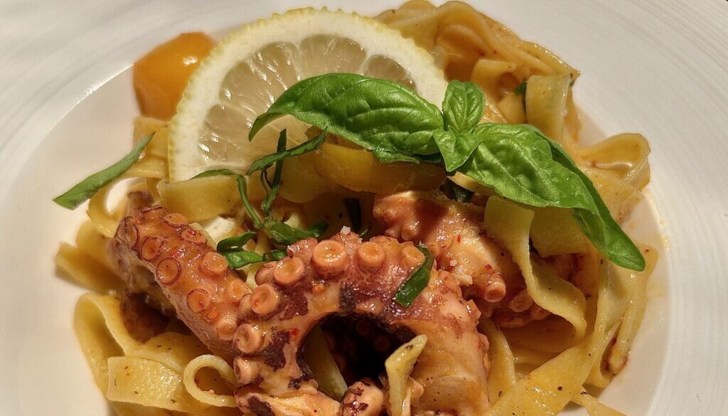 Pasta pulpo gelbe Tomaten schmal